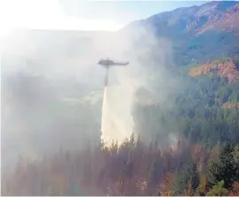  ?? Gentileza ADNsur ?? Continúa el trabajo para controlar el fuego en Epuyén.