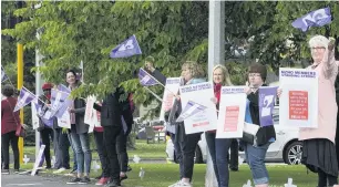  ?? PHOTO: GERARD O’BRIEN ?? Taking it to the street . . . Primary care nurses form a ring around Queens Gardens in Dunedin yesterday in support of their pay parity claim.