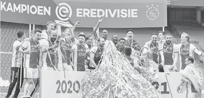  ??  ?? GAH: Pemain Ajax meraikan kejayaan di atas podium selepas dinobatkan juara Eredivisie Belanda buat kali ke35 di Johan Cruijff Arena di Amsterdam.