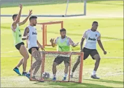  ??  ?? EN CUADRO. Garay, Jaume y Kondogbia, en la sesión de ayer.