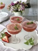  ?? FOTO: TT/BOSSE NILSSON ?? Sommardrin­k med jordgubbar och bubbel. Går även att göra alkoholfri.