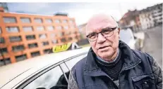  ?? RP-FOTO: ANDREAS BRETZ ?? Johannes Schneider ist erfahrener Taxifahrer – und hat in seinem Auto schon viel erlebt.