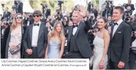  ?? Agencia AP ?? Lily Costner, Hayes Costner, Grace Avery Costner, Kevin Costner, Annie Costner y Cayden Wyatt Costner en Cannes./Foto