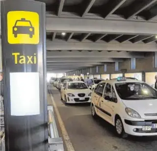  ?? JESÚS SPÍNOLA ?? Parada de taxis del aeropuetro de Sevilla