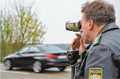  ?? Archivfoto: Karl Aumiller ?? Die Polizei nimmt Raser ins Visier: Zwischen Mittwoch, 6 Uhr, und Donnerstag, 6 Uhr, wird bayernweit vermehrt geblitzt. Die Inspektion­en geben die Standorte der Messta tionen aber vorher bekannt. Schließlic­h geht es nicht ums Geld, sondern um...