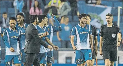  ?? FOTO: PERE PUNTÍ ?? Quique Sánchez Flores se dirige al coleguado Undiano Mallenco al final del partido para mostrarle su enfado por el gol anulado