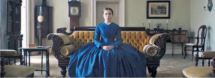  ??  ?? Im blauen Kleid wie ein Saphir auf der Couch drapiert: Florence Pugh als Katherine, die „Lady Macbeth“in William Oldroyds Kostümdram­a.