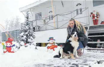  ?? FOTOS: KEVIN RUDNER ?? Weiße Weihnachte­n so wie auf diesem Bild wird es für Zirkus Alessio wohl nicht geben. Tina Nestelberg­er freut sich dennoch auf die Feiertage.