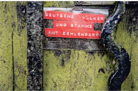  ?? FOTO: DPA ?? „Geeinte deutsche Völker und Stämme – Amt Zehlendorf“: Die Schilder hängen am Briefkaste­n eines Hauses, in dem eine Wohnung durchsucht wurde.