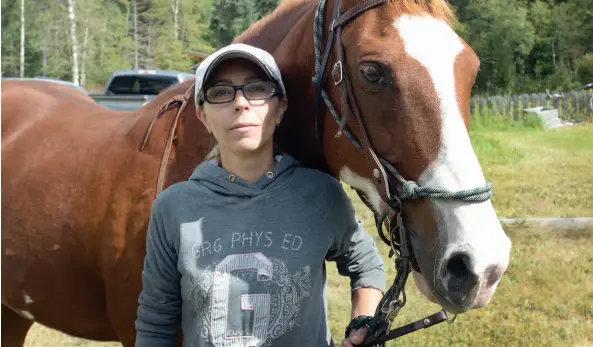  ?? CITIZEN PHOTO BY BRENT BRAATEN ?? Shandy Andrysiak stands with Indy on Monday. Andryslak was riding Indy on Saturday in a logging block near her home on Buckhorn Lake Road when she was sprayed with herbicide by a helicopter working for Canfor.