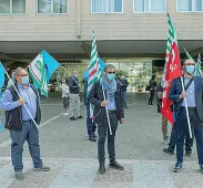  ??  ?? Agguerriti Da sinistra Walter Alotti, Michele Bezzi e Andrea Grosselli segretari di Uil, Cisl e Cgil