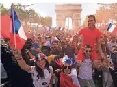  ?? FOTOS (4): REUTERS ?? Traurig trotz Auszeichnu­ng zum Spieler der WM: Kroatiens Luka Modric. Ein Land feiert: Partylaune auf der Champs-Élysees in Paris nach dem Endspiel.