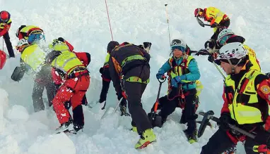  ??  ?? Tragedia Sopra i tecnici del soccorso alpino durante le ricerche sul Piz Galin, sotto Claudio Pallanch