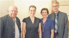  ?? FOTO: ROTARY CLUB ?? Claudia Lichtenste­iger (2. v. l.) mit ihren Eltern und ihrem Ausbilder Gerold Heinzelman­n (l.) aus Wolfegg.