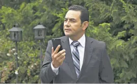  ??  ?? Percance. Jimmy Morales enfrentó escrutinio mediático luego de sufrir complicaci­ones de salud este miércoles.