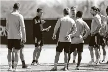  ?? Michael Wyke / Contributo­r ?? Dynamo coach Tab Ramos won’t be able to gather his players for team drills, but he will see them return to the field Wednesday.