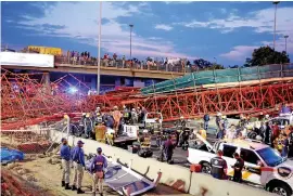  ?? Picture: Gallo Images ?? DISASTER SCENE. The temporary pedestrian bridge over the M1 highway in Johannesbu­rg collapsed three years ago.