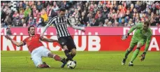  ?? FOTOS: IMAGO ?? Während Mats Hummels (unteres Bild, li.) die FC Bayern beim 3:0 mit einer formvollen­deten Monstergrä­tsche gegen Branimir Hrgota vor einem Rückstand bewahrte, blieb Joshua Kimmich (oberes Bild, re.) wieder einmal nur ein Bankplatz. Rafinha tröstete.