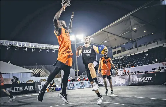  ??  ?? Moritz Lanegger (rechts) schätzt am 3×3 das physische Spiel. Die Streetball-Variante ist schneller und härter als herkömmlic­hes Basketball.