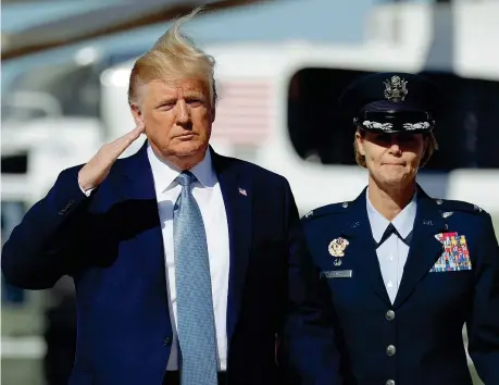  ??  ?? In partenza Il presidente Donald Trump ieri in procinto di imbarcarsi sull’air Force One alla volta di Pittsburgh (Ap/evan Vucci)