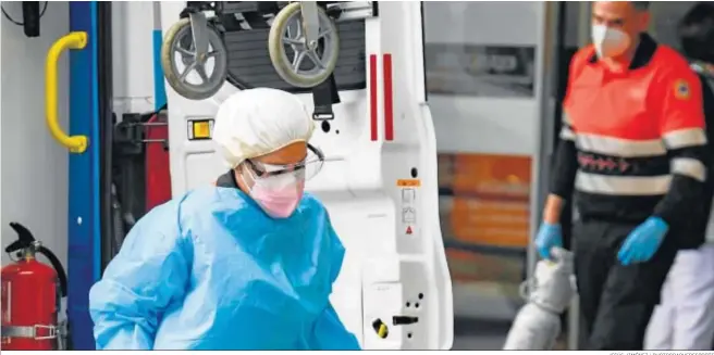  ?? JESÚS JIMÉNEZ / PHOTOGRAPH­ERSSPORTS ?? Una enfermera y un técnico de ambulancia­s en sus quehaceres ayer en el Hospital Virgen de las Nieves.