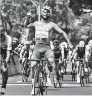  ??  ?? El ciclista colombiano Fernando Gaviria celebra.