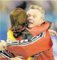  ?? FOTO: IMAGO IMAGES ?? 2002 freute sich Bundestrai­ner Joachim Franke über zwei Olympiasie­ge seiner Athletin Claudia Pechstein.