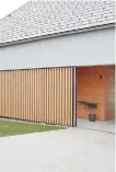  ?? ?? Der Eingangsbe­reich im Norden ist durch Holzlamell­en geschützt, daneben der Carport