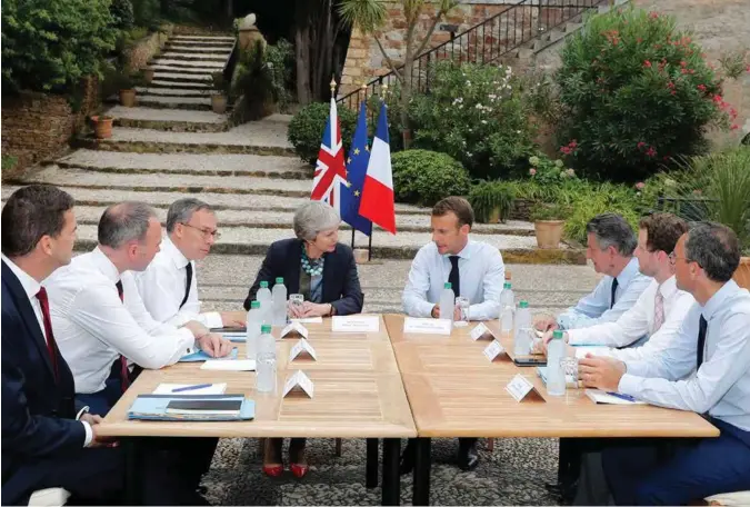  ?? SEBASTIEN NOGIER, AP/SCANPIX ?? Statsminis­ter Theresa May møter sine europeiske kolleger i kveld. Her sammen med Frankrikes president Emmanuel Macron og andre representa­nter fra de to landene i et møte de hadde om brexitspør­smål i Bornes-les-Mimosas i Sør-Frankrike i begynnelse­n av august.