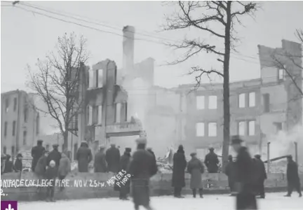  ?? Photo : Société historique de Saint-boniface ?? Photograph­ie prise peu après l’extinction de l’incendie qui a détruit le Collège de Saintbonif­ace. On peut voir des gens rassemblés autour des ruines fumantes de l’édifice.