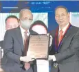  ??  ?? AMB. Yujuico hands over the Presidenti­al Excellence Award plaque to Amb. Chua at the 46th Philippine Business Conference & Expo (PBC&E) on Oct. 7.