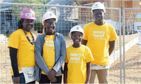  ?? Photo : Manella Vila Nova ?? De gauche à droite : Anta Mbaye et ses enfants, Bineta, Seynabou et Bocar Diallo devraient pouvoir emmenager dans leur nouvelle maison d’ici janvier 2019.