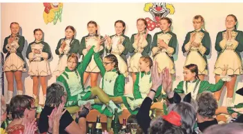  ?? FOTO: MOLL ?? Großer Einzug von Dreigestir­n und Kinder-Tanzkorps Grunewald beim Karneval im Pfarrheim von St. Apollinari­s.