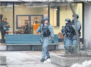  ?? STEVE RUSSELL TORONTO STAR ?? Police investigat­e an apartment on Lawrence Ave. E, site of the city's 90th homicide, on Sunday.