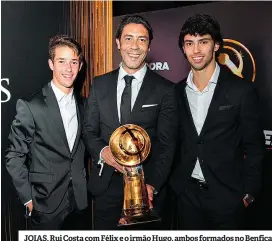  ??  ?? JOIAS. Rui Costa com Félix e o irmão Hugo, ambos formados no Benfica