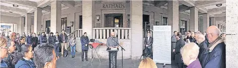  ?? FOTOS: M. VANDERFUHR ?? Bert Römgens sprach am Holocaust-Gedenktag in einer Feierstund­e vor dem Rathaus für die jüdische Gemeinde.