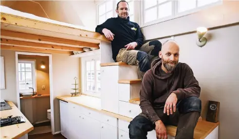  ??  ?? Die Kölner Christian Weiß (u.) und Michael Heller schaffen auf kleinstem Raum – 19 Quadratmet­er Wohnfläche – ein behagliche­s Heim, ein Tiny House.