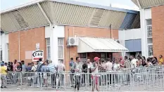  ?? MOTSHWARI MOFOKENG
African News Agency (ANA) Archives ?? STUDENTS queue at the Central Applicatio­ns Office which oversees applicatio­ns to KwaZulu-Natal universiti­es. |