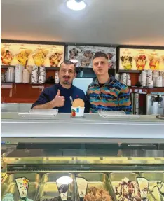  ?? Foto: Nathalie Kaiser ?? Özmutlu Aytaç (links) hat im März die Eisdiele Mr. Eis übernommen. Er und sein Mitarbeite­r Dangul Emircan verkaufen neue Eissorten.