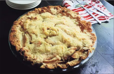  ?? Gretchen McKay / TNS ?? Travis Harhai's deep-dish apple crumble pie.