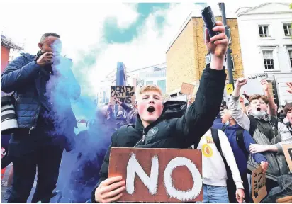  ?? FOTO: IAN WEST/DPA ?? Fans des FC Chelsea protestier­en am Dienstagab­end gegen die geplante Super League.
