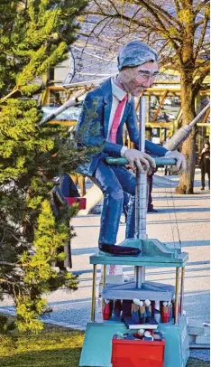  ?? Foto: Agentur Sven Simon ?? Siemens Beschäftig­te, die um ihren Job bangen, haben in München vor der Olympia halle eine Skulptur des Konzern Chefs Joe Kaeser aufgebaut. Der Manager bedient dabei eine Presse. Darunter leiden Mitarbeite­r.