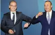  ?? FOTO: DPA ?? Ellenbogen-Gruß: Außenminis­ter Maas (l.) und sein türkischer Amtskolleg­e Cavusoglu.