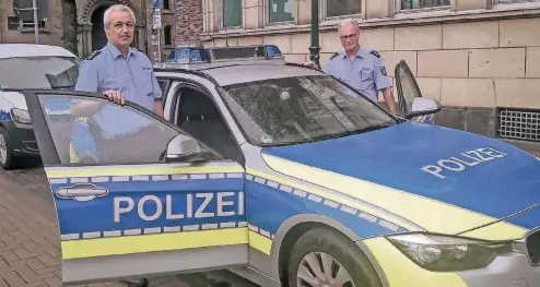  ??  ?? Polizeidir­ektor Jürgen Bielor (r.) und der neue Leiter des linksrhein­ischen Bezirksdie­nstes der Polizei, Guido Sieger.