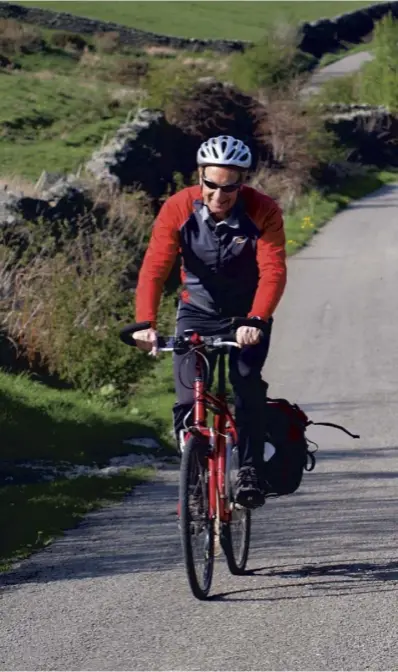  ?? Nick Cotton cycling with his daughter. ??