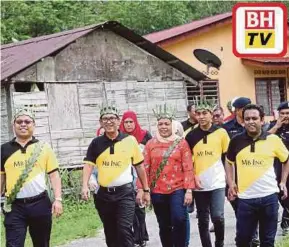  ??  ?? Ahmad Faizal (dua dari kiri) bersama isteri, Datin Seri Dr Nomee Ashikin Mohammed Radzi meninnjau Kampung Sungai Cincin.