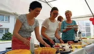  ??  ?? Katrin Schricke, Diana Gunkel und Doreen Kraus verkaufen Kaffee und Kuchen für den guten Zweck. Kindergart­en-mamas haben  Torten gebacken.
