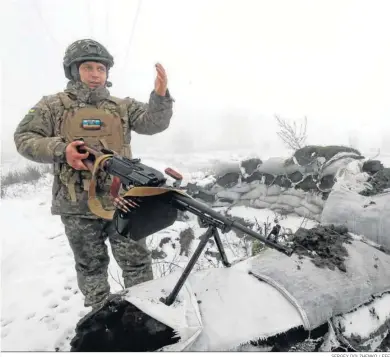  ?? SERGEY DOLZHENKO / EFE ?? Un soldado ucraniano maneja su ametrallad­ora a las afueras de Kiev.