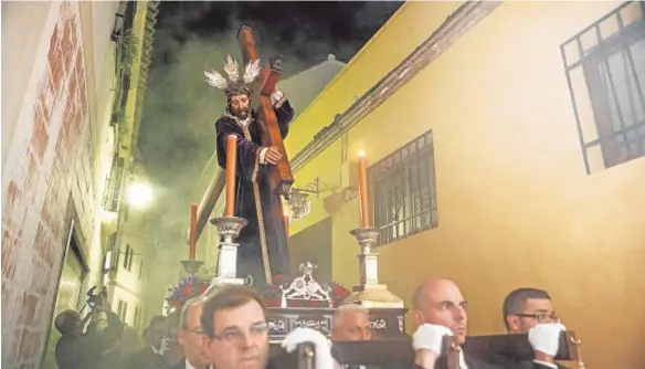  ?? RAFAEL CARMONA ?? Vía Crucis de Jesús Nazareno por los alrededore­s de su templo el Viernes de Dolores