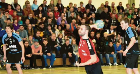  ?? Foto: Karl Aumiller ?? Volle Ränge verspricht wieder das Derby der HSG mit dem TVG – hier Gundelfing­ens Strafwurf-spezialist Michael Schaarschm­idt beim Siebenmete­r.